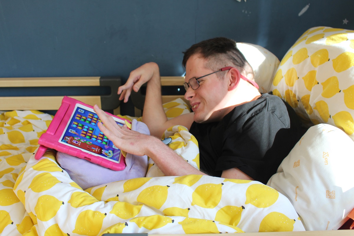 Mike Shkafi spielt sein Lieblingspiel Candy Crush. Foto: lk/Sturm